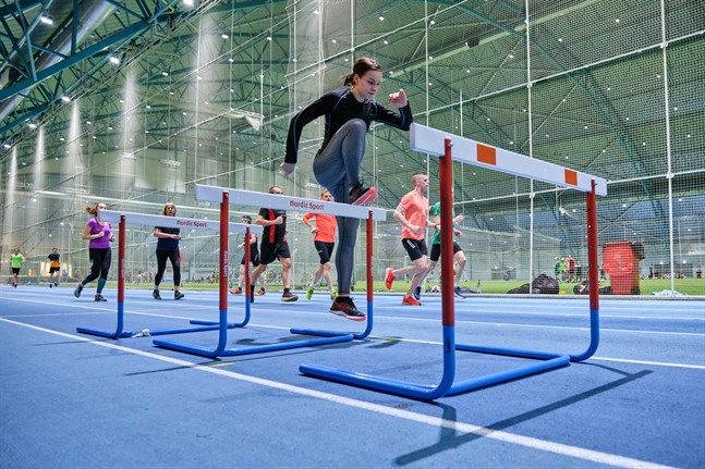 Botniahallen ger goda förutsättningar för elitsatsningar. Här tränar Vasa IS häcklöpare Mathilda Kvist.
