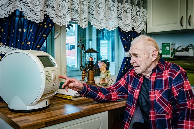 Snart 88-årige Erik Forsström påminns dagligen om att ta sina mediciner. Roboten fungerar bra, och är till och med artig, säger han.