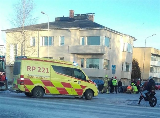En moped krockade med en personbil i korsningen Södermalmsgatan/Pedersesplanaden på fredag eftermiddag.