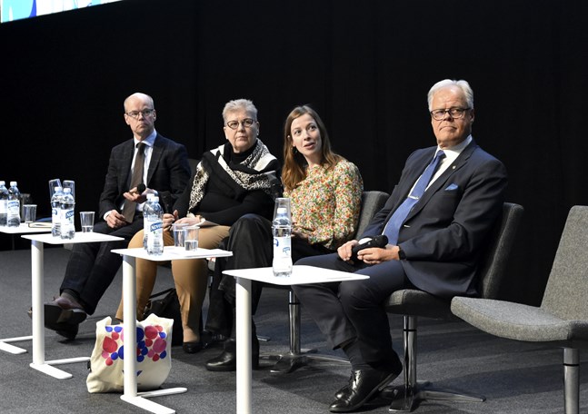 Olli-Pekka Heinonen, generaldirektör för Utbildningsstyrelsen, Terhi Päivärinta, utbildningsdirektör vid Kommunförbundet, Li Andersson (VF), undervisningsminister och Olli Luukkainen, ordförande för lärarnas fackförbund OAJ diskuterade förlängd läroplikt på Educa-mässan i Helsingfors på fredagen.
