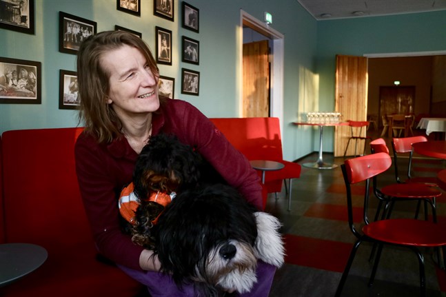 Där Ursula är är djuren ofta med. Mimi och Elmu bidrar till feststämningen redan innan kvällens begivenheter dragit igång.
