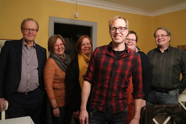Johan Aspelin är redo att göra sin regidebut. Bakom honom syns från vänster i bild Gösta Willman, Mikaela Smedinga, Anci Holm, Gunilla Lillbacka och Stefan Sandin.