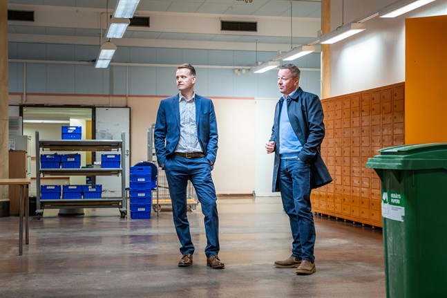 Petri Sandkvist och Jukka Airaksinen i postens tidigare lokal. Den står fortfarande tom.
