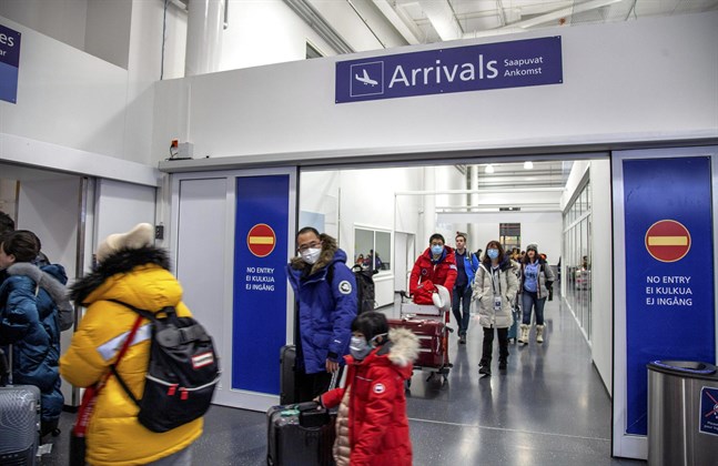 En del av de flygpassagerare som anlände till Ivalo flygplats på fredagen använde sig av ansiktsmasker. Enligt hälsostationen i Enare och Institutet för hälsa och välfärd har man inte påträffat fler misstänkta fall av coronavirus.