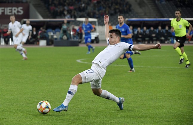 Simon Skrabb under en av Finlands EM-kvalmatcher mot Grekland.