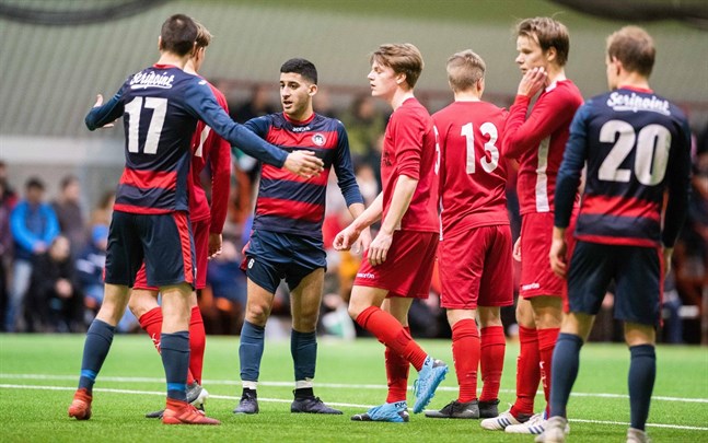 Det var flera gånger nära till handgemäng mellan Jaro och AC Kajaani. Hannes Seikkala och Reza Heidari är i samtal med Alex Ramsay i Jaro, medan Aron Bjonbäck, Samuel Uusitalo och Severi Kähkönen finns nära till hands. Till höger segermålskytten Joakim Ärilä (20).
