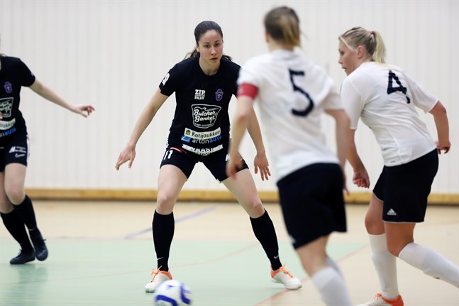 Pipsa Lahtinen under FC Sports senaste ligamatch – i söndags mot ACE. Där blev det en 4–5 förlust efter förlängning. Sini Lauermaa, en av Lahtinens landslagskamrater, gjorde tre av motståndarnas mål.