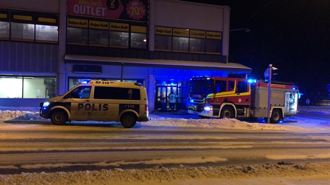 Fyra enheter var på plats för att släcka elden då det började brinna i Halpa-Halli i Vasa.