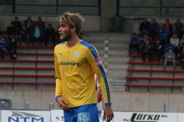 Senast Kevin Peth spelade med Kraft var för fyra år sedan. Då på lån från VPS. Nu ansluter 26-åringen helt och hållet till Närpeslaget.