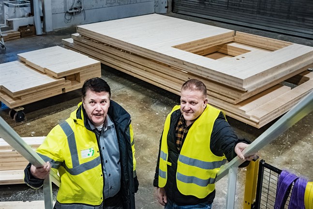 Företaget Hoisko i Alajärvi gör CLT-element. Det är en av Europas modernaste fabriker, säger Jukka Matti-Tuuri här tillsammans med Thomas Byggmästar.