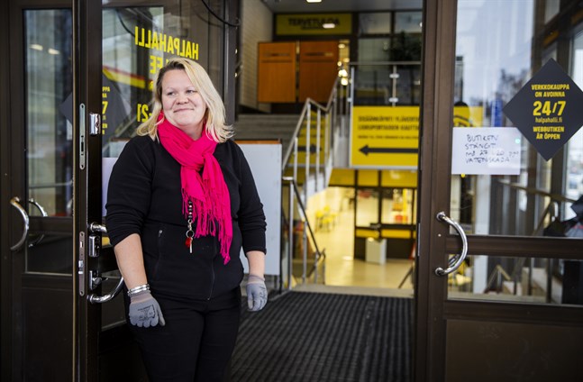 Marjo Österdahl beklagar att hon är tvungen att avvisa kunder som vill komma in och handla.