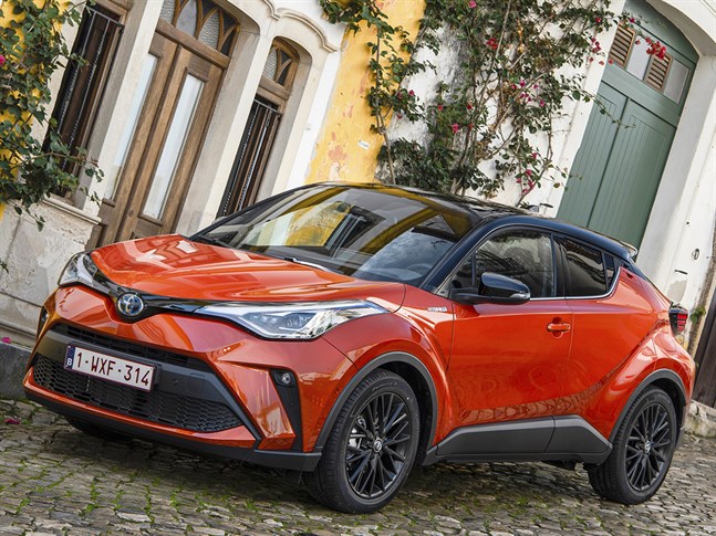 Toyota C-HR gör sig bäst i den tvåfärgade karossen där den minst sagt djärva linjeföringen kommer till sin rätt.