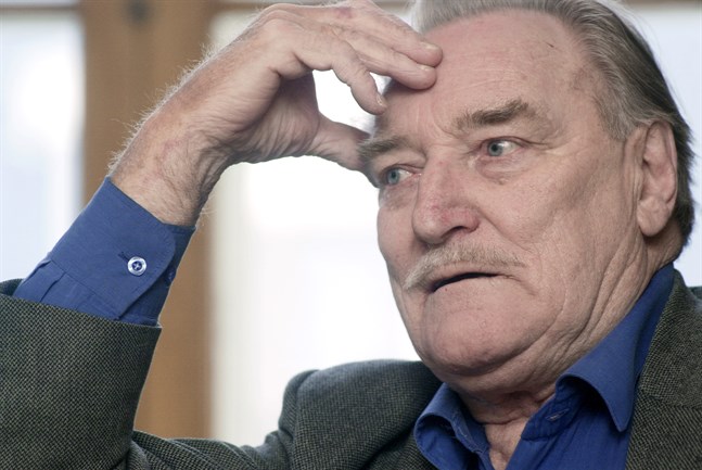 Åke Lindman (11.1.1928-3.3.2009) var både regissör och skådespelare, och han hade en roll i "Småstadsberättelser".