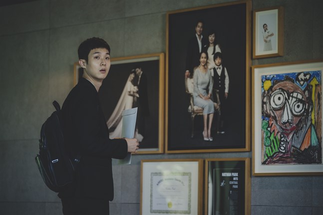 Filmen "Parasite" blev en biosuccé. Det var ett Vasaföretag som tog den till Finland. Den äldsta pojken (Woo-Shik Choi) i en fattig familj lyckas få anställning som privatlärare i familjen Park, något som sätter i gång en oväntad händelsekedja.