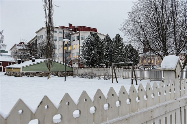 Enligt ett förslag skulle Etelänummi skolfastighet byggas och tillsammans med Viktoria daghems tomt i förgrunden bilda ett finskspråkig skolcentrum i Jakobstad.