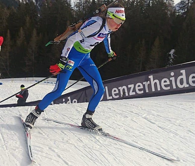 Heidi Kuuttinen stod för ett praktlopp vid junior-VM i Lenzerheide i lördags. Närpestjejen var elva i mål. I dag var hon inte riktigt lika vass i stafetten.
