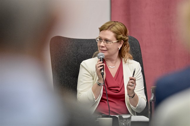 Jenny Stenberg-Sirén säger att tandemundervisning är ett sätt att stärka de svenskspråkiga elevernas finska.