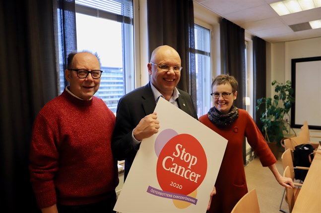 I februari drar kampanjen "Stop cancer" i gång i Österbotten igen. Christer Strömbäck, styrelsemedlem i Österbottens Cancerförening, Markku Suoranta, verksamhetsledare och
Rose Heir, rektor för Korsholms vuxeninstitut tycker årets tema är viktigt, att man kan ha ett gott liv efter cancern eller trots att man har cancer.