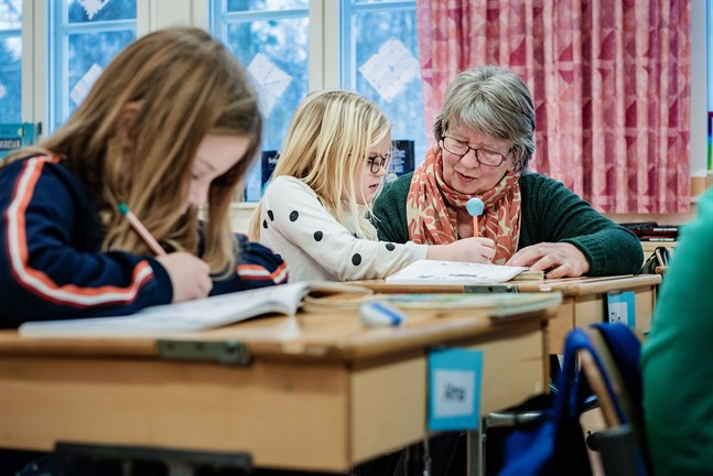 Ulla-Britt Sundelin hjälper Ella Brännbacka med uppgifterna i arbetsboken.