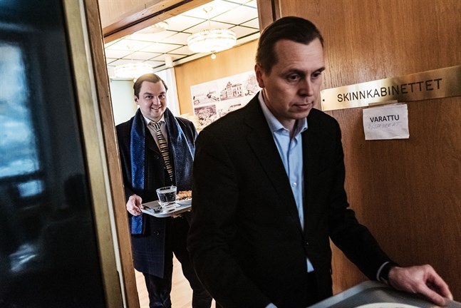 Joakim Strand, riksdagsledamot för SFP, besökte på torsdagen Karleby. Målet var att helt enkelt lära sig mer om området. I förgrunden Jan-Ove Nyman, ordförande för SFP i Karleby.