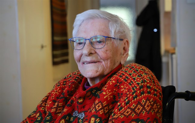 Elvi Båsk har alltid tyckt om att sticka. Det är en sysselsättning hon saknar. Korsnäströjan hon bär har hon stickat och virkat själv.