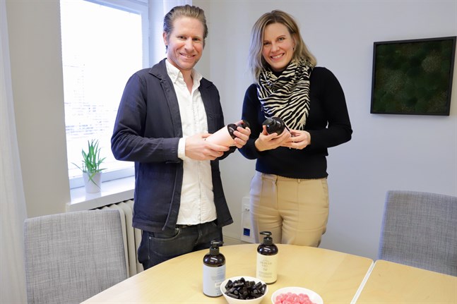 Dermosils nya produktserie Goodwill är bolagets nya hållbarhetsprodukt. 30 procent av priset går till ett gott ändamål som stöder gemenskap i samhället, säger Suvi Markko, vd, och Kim Strömman, utvecklingschef.
