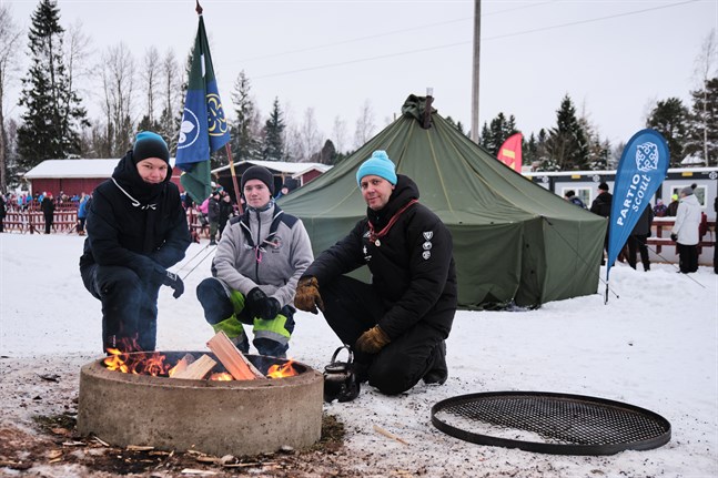 Scouterna Julius Virtanen, Robin Westerlund och Kim Backlund övernattar och vaktar eldarna mellan skidspåren.
