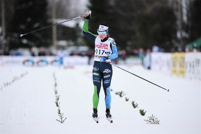 Krista Pärmäkoski behövde inte förta sig slutet, hon vann distansloppet med 45 sekunder.