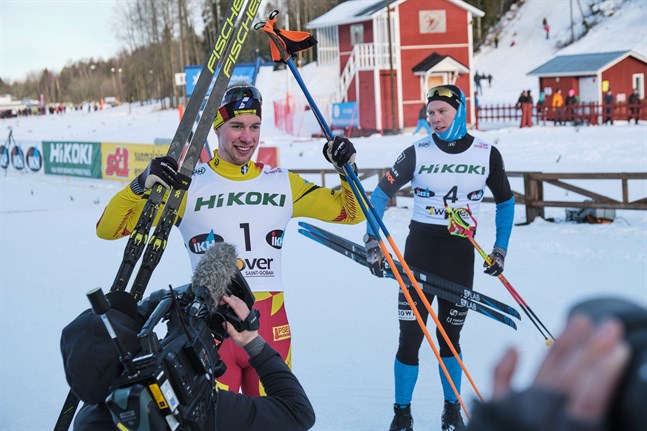 Medieuppbådet var stort kring Joni Mäki när han åkte i mål som etta i FM-sprinten.