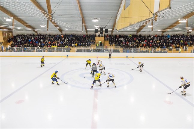 Hela 623 personer satt på läktarna och såg Kraft vinna över Malax IF efter förlängning.