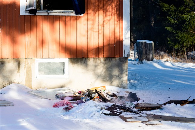 Ett antal förmål hade kastats ut genom ett fönster