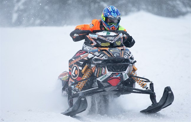 De må vara bara juniorer, men det går undan när Emil Hertén och de andra i klassen för 11-14-åringar drar på gasen i snöskotercross.
