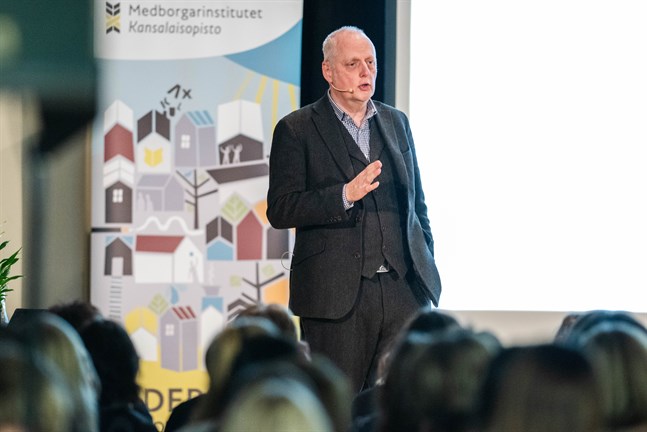 Enligt holländsk forskning lär sig barn under 15 år genom att lyckas, medan det fungerar tvärtom för vuxna. Därför är fungerar inte straff och tillrättavisningar, säger Bo Hejlskov Elvén.