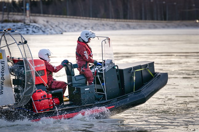 Luftpropellern vrålar och hydrokoptern far fram över is, vatten och snö. Så här ser det ut när Mikko Mäkelä och Kim Widjeskog ger sig ut på uppdrag.