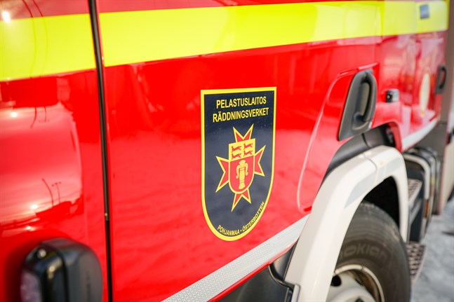 Ett fordon har kört av Riksåttan mellan Vassor och Öling. Räddningsverket är på plats för att få ut en person ur fordonet.