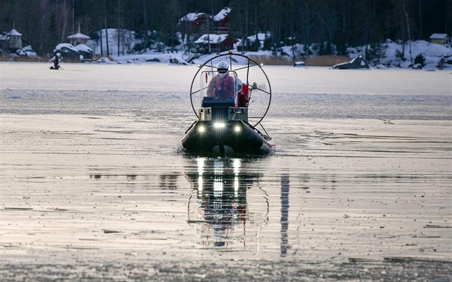 Då isarna är tunna har Österbottens räddningsverk stor nytta av sin hydrokopter.