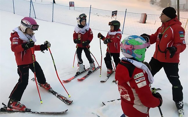 Andreas Berts håller bangenomgång för Smile-gruppen under Tahko GP, som hölls för två helger sedan.