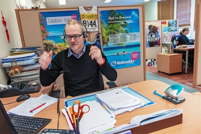 Har du någon aning om hur tung din lastbil är? undrar Kimmo Kalliokoski, när han betjänar en kund via telefon. I Karleby finns ännu två resebyråer som ger personlig service.