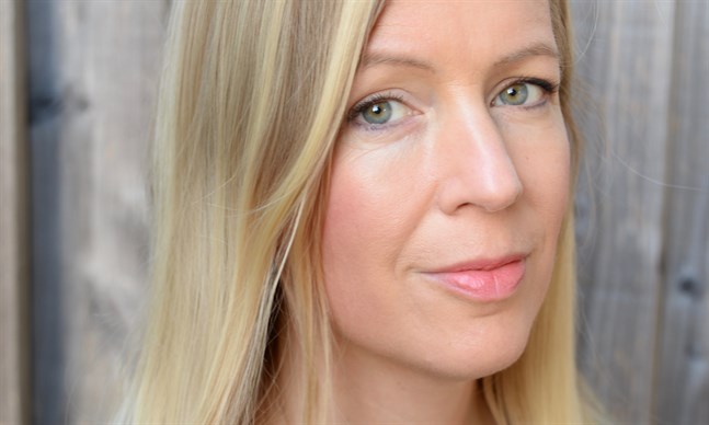 Författaren Karin Collins bor i England med en engelskspråkig man och tvåspråkiga barn.