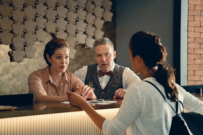 När Ella Kallio (Oona Airola), till vänster, får veta att direktören (Turkka Mastomäki) för hotellet där hon jobbar är försvunnen bestämmer hon sig för att söka det jobbet.