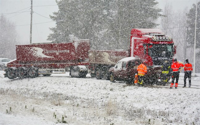 Snön vräkte ner när krocken på Närpesvägen inträffade vid 13.30-tiden på onsdagen.