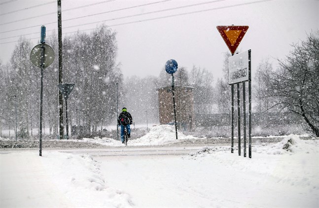En person blev påkörd och dog på övergångsstället på Kapellbacksvägen i Korsnäståget.