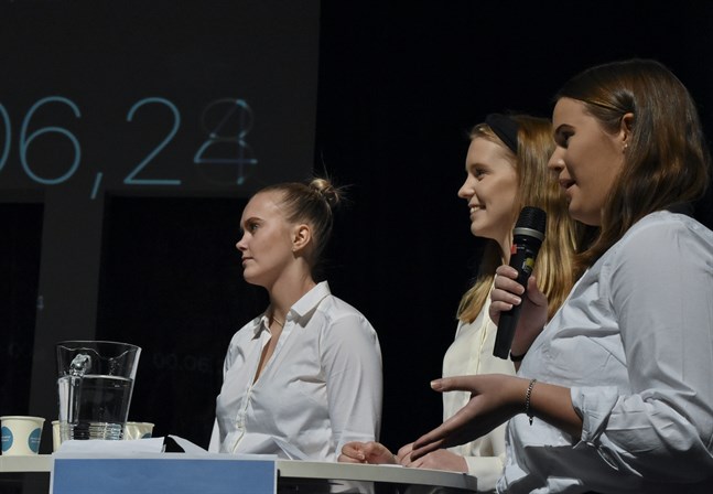 Frida Rosenback, Sofia Finnström och Emilia Söderlund representerade Kristinestads gymnasium och lyckades ta sig till finalrundan.