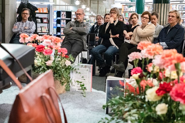 I vårvintras kunde alla intresserade samlas på stadsbiblioteket i Jakobstad för att följa Annette Kronholm-Cederbergs samtal med den svenska författaren Fatima Bremmer. Men nästa år blir det inga stora publikevenemang under Runebergsveckan.