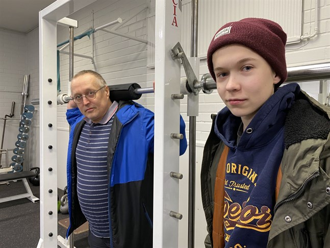 Här på gymmet i idrottshallen i Kaskö blir det en hel del timmar för Michael och Ville Jokiranta.