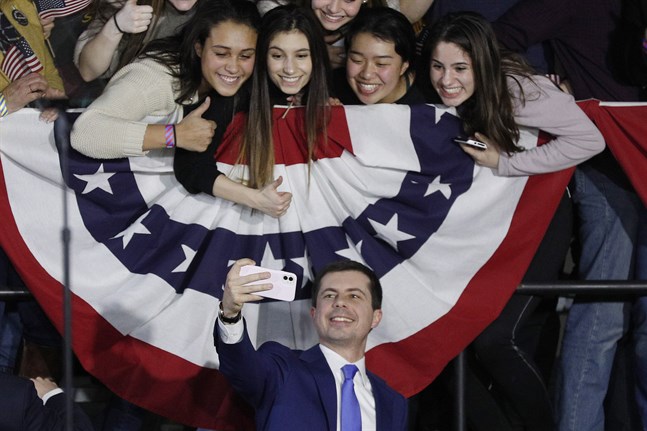 Demokraten Pete Buttigieg tog en selfie under primärvalskampanjen i Iowa omgiven av anhängare.