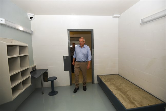 Australiens premiärminister Scott Morrison inspekterar ett av rummen på flyktingförläggningen på Julön. Bilden är från förra året.