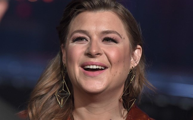 Linnéa Henriksson, en av de tre programledarna, har specialskrivit ett nummer där gemenskap står i centrum till Melodifestivalens andra deltävling.