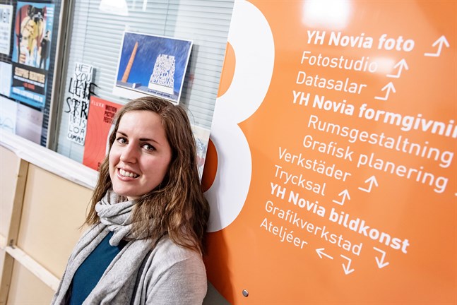 Oona Haapamäki berättar att studerande från alla utbildningar på Novias institution i Jakobstad engagerats i den experimentella föreställningen "Ragnarök".