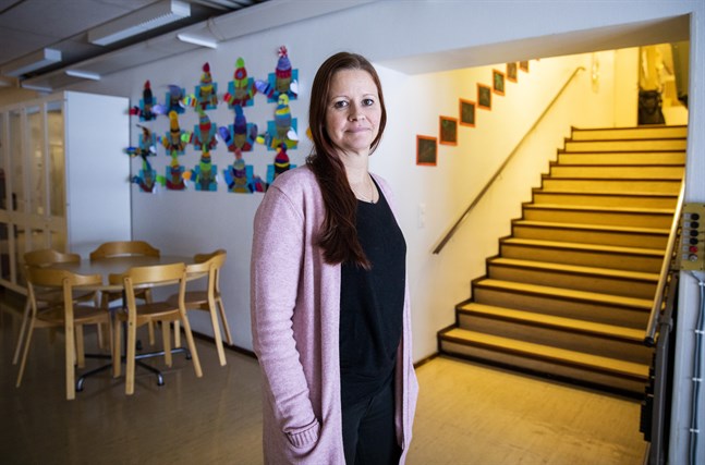 Therese Hahn jobbar som kurator i tre skolor i Korsholm. Då hon började hade hon ansvar för sju skolor. Situationen är utmanande för kuratorerna, säger hon.